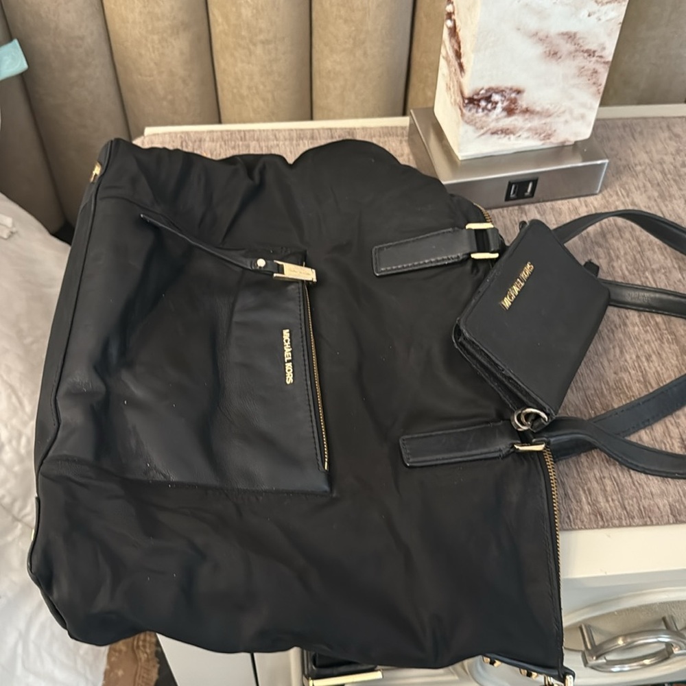 Michael Kors bundle of tote bag and wallet - Picture 15 of 15